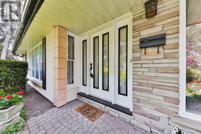 1364 Avonbridge Dr in Mississauga, ON - Building Photo - Building Photo