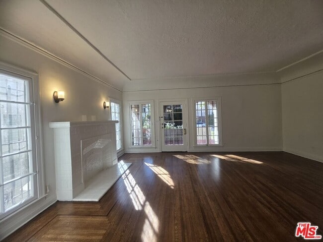 1022 Cloverdale Ave in Los Angeles, CA - Building Photo - Building Photo