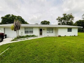 5213 Hummingbird Way in Fort Pierce, FL - Building Photo