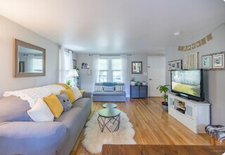 16 Shobe Ave in Brunswick, ME - Building Photo - Building Photo