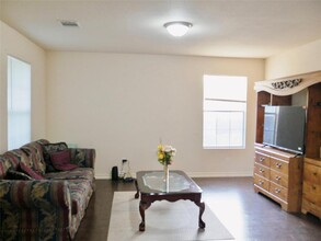 1013 Price St in Taylor, TX - Foto de edificio - Building Photo