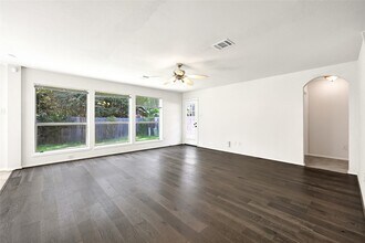 11927 Shallow Oaks Dr in Houston, TX - Building Photo - Building Photo