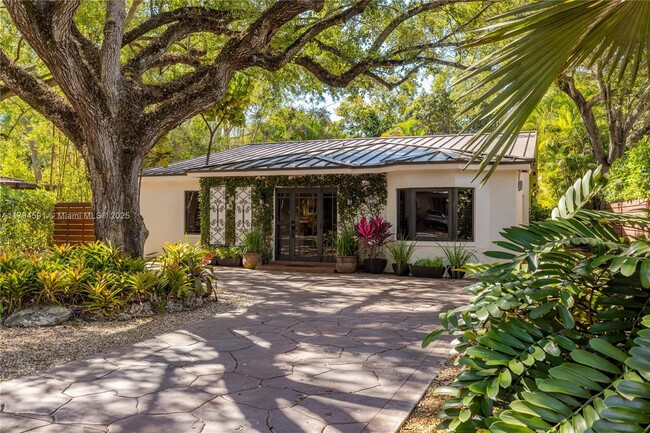 6870 SW 77th Terrace in South Miami, FL - Building Photo - Building Photo