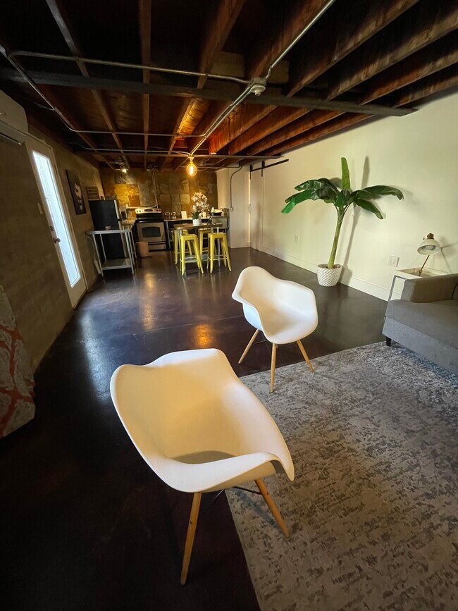 1926 Arizona Ave, Unit 2 bedroom apartment