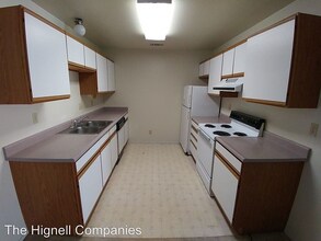 3435 Santa Rosa Way in Redding, CA - Foto de edificio - Building Photo
