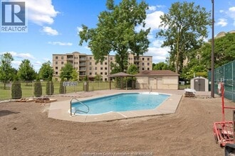 325 Village Grove Dr in Tecumseh, ON - Building Photo - Building Photo