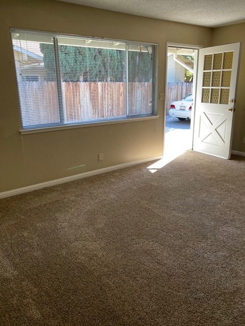 1322 Topaz Way in Sacramento, CA - Building Photo - Building Photo