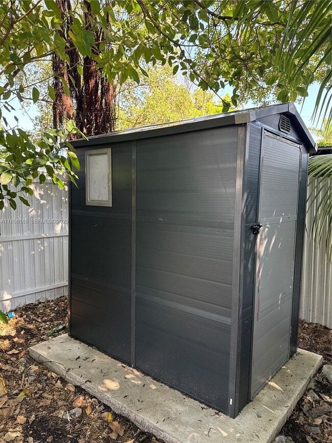 2730 NW 44th St in Miami, FL - Building Photo - Building Photo