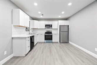 1313 Elm St in Baytown, TX - Building Photo - Building Photo