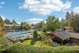 Cascade Park Apartments in Vancouver, WA - Building Photo - Building Photo