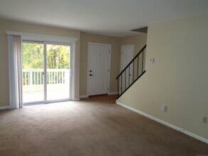 207 Cottonwood Rd in Newington, CT - Foto de edificio - Building Photo