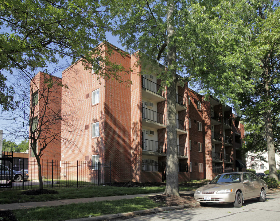 University Terraces in University City, MO - Foto de edificio