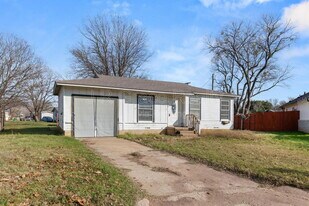 103 N Tyler St in McGregor, TX - Building Photo