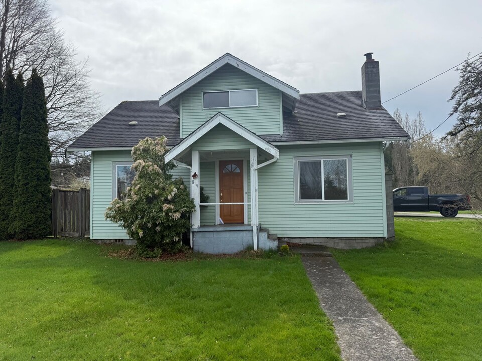 819 Fidalgo Ave in Anacortes, WA - Building Photo