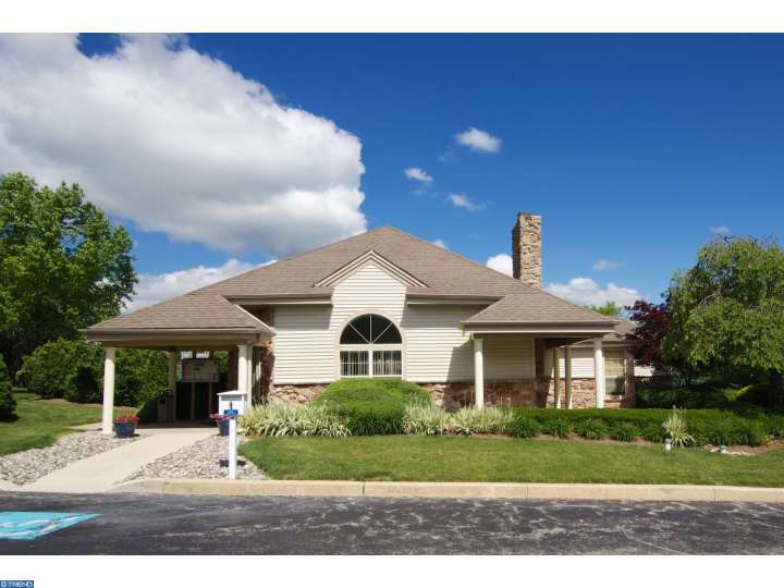 2016 Foxmeadow Dr, Unit 2016 in Royersford, PA - Foto de edificio