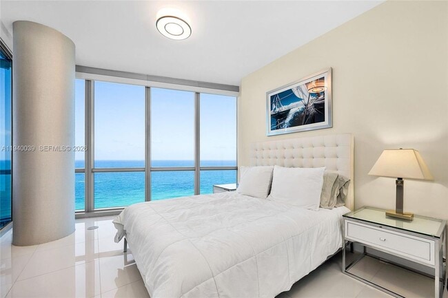17121 Collins Ave in Sunny Isles Beach, FL - Foto de edificio - Building Photo