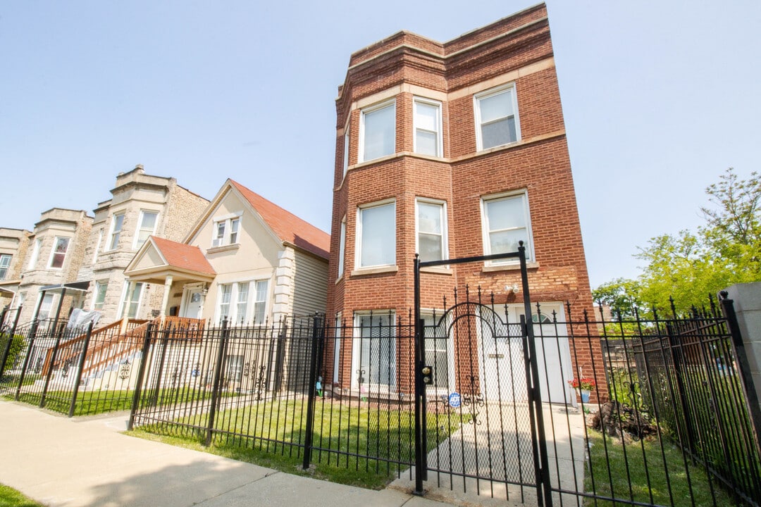 4702 W Fulton St in Chicago, IL - Building Photo