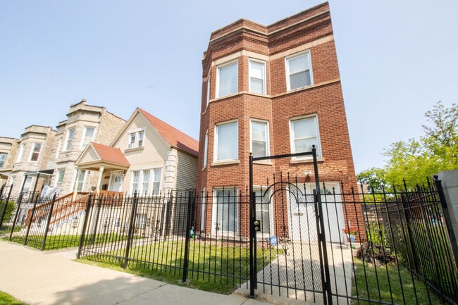 property at 4702 W Fulton St