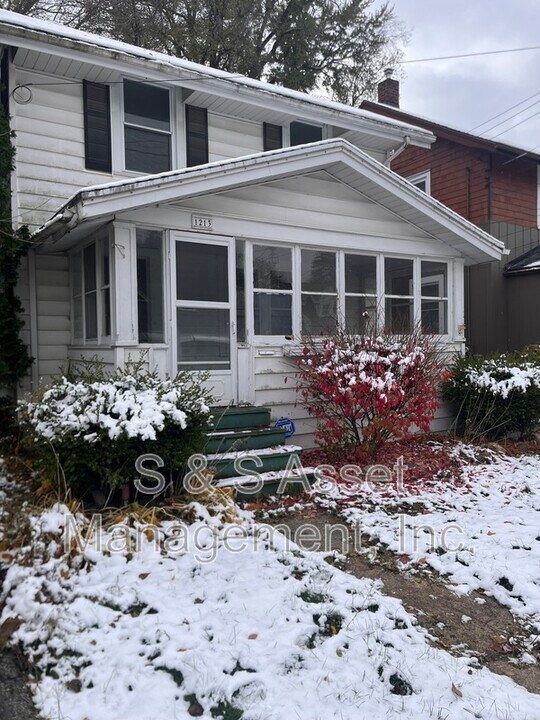 1213 Edward St in Lansing, MI - Building Photo