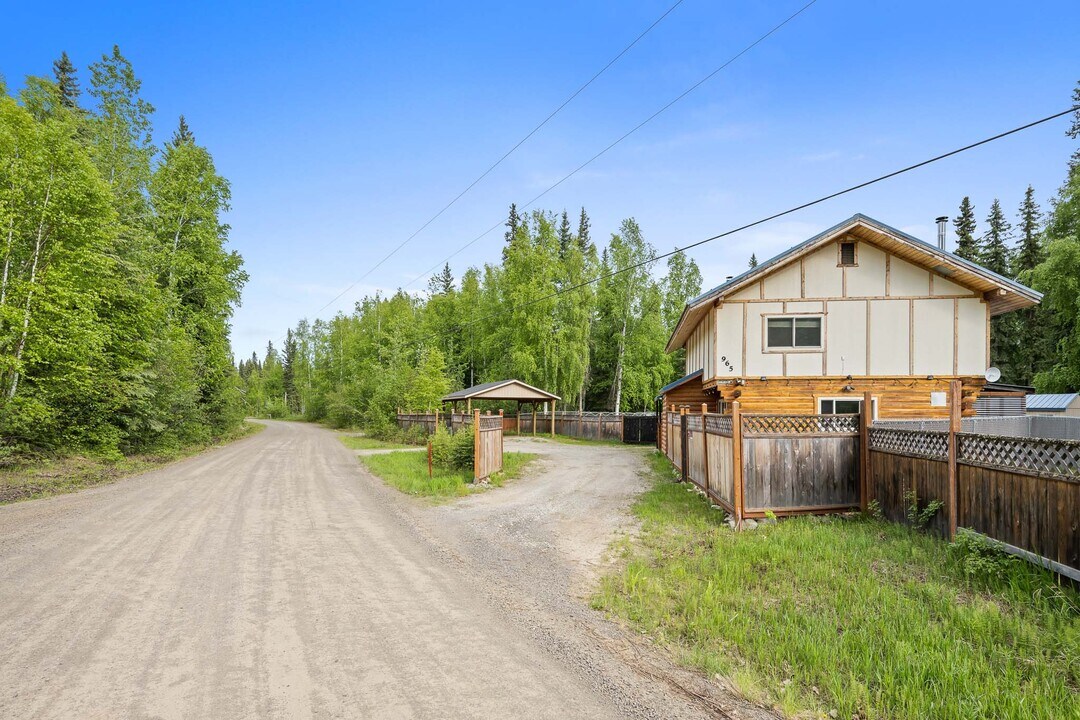 965 Seawolf Dr in North Pole, AK - Building Photo