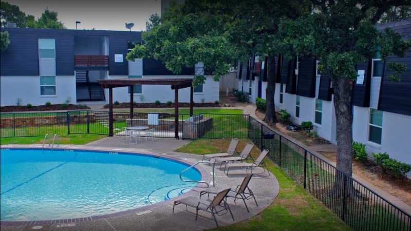 531 Bedford Rd in Bedford, TX - Building Photo