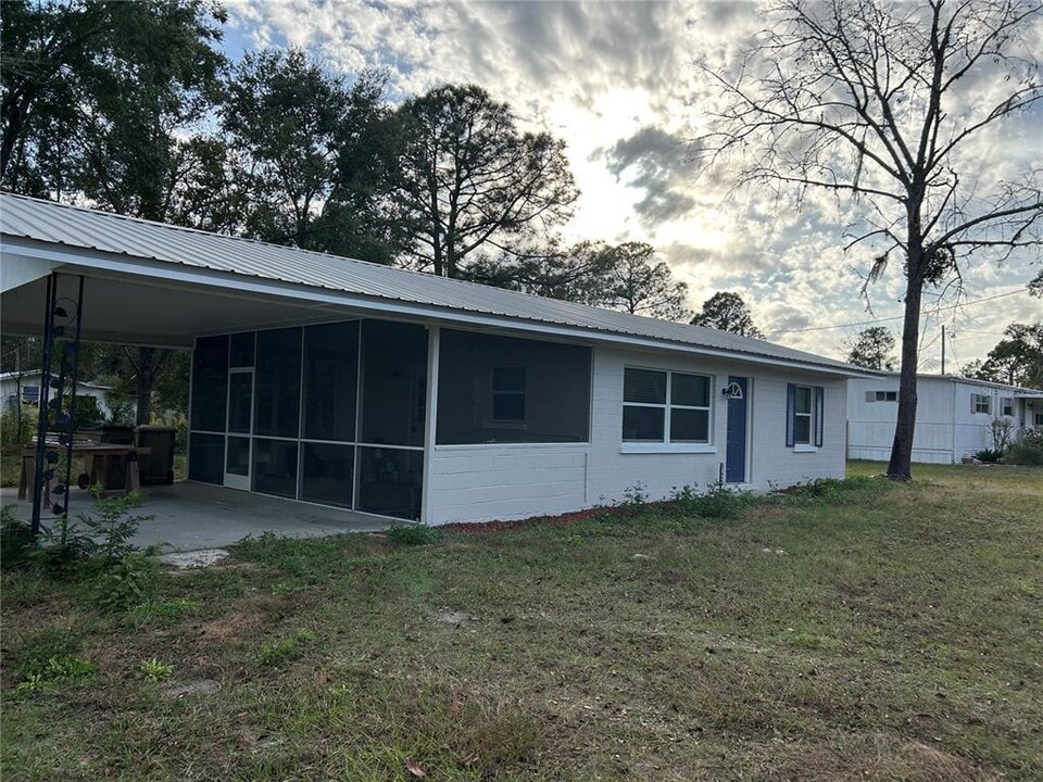 21828 Virginia Dr in Astor, FL - Building Photo