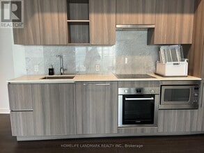 17 Bathurst St in Toronto, ON - Building Photo - Building Photo