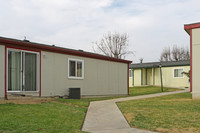 Vintage West Apartments in Livingston, CA - Building Photo - Building Photo