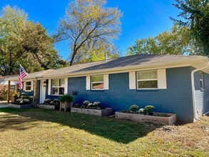 104 SE 12th St in Bentonville, AR - Foto de edificio - Building Photo