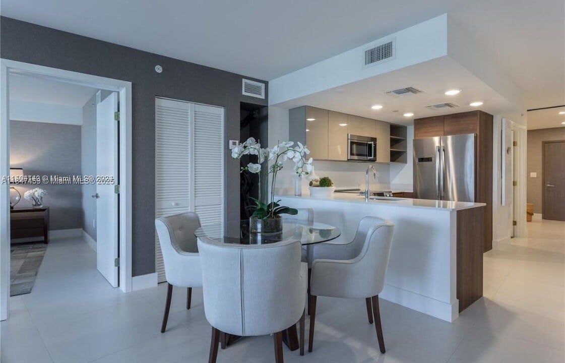 9261 E Bay Harbor Dr in Bay Harbor Islands, FL - Foto de edificio