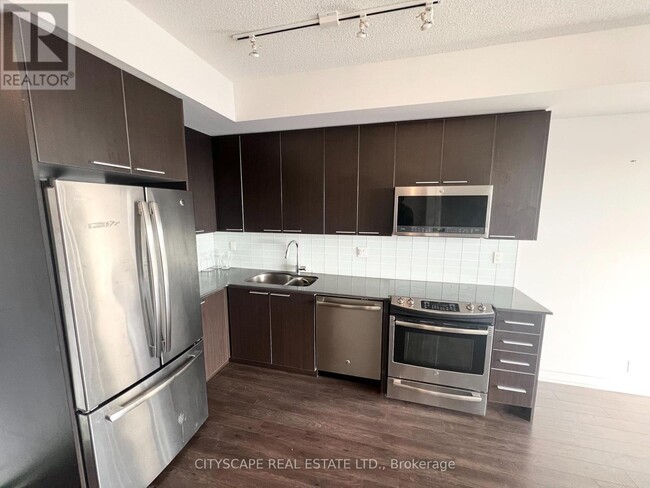 10-1410 Park Lawn Rd in Toronto, ON - Building Photo - Building Photo