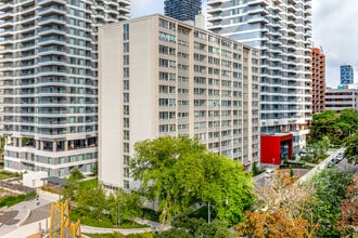Dunfield and Holly Towers in Toronto, ON - Building Photo - Building Photo