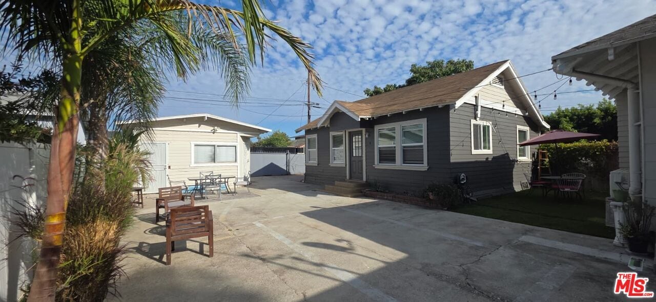 2928 S Halldale Ave in Los Angeles, CA - Building Photo