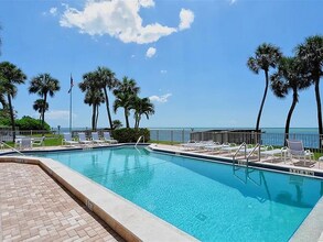 4822 Ocean Blvd in Siesta Key, FL - Foto de edificio - Building Photo