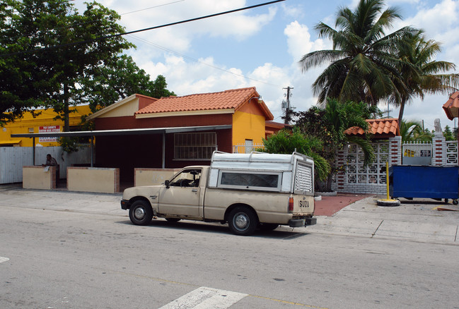 631-645 NW 32nd St in Miami, FL - Building Photo - Building Photo