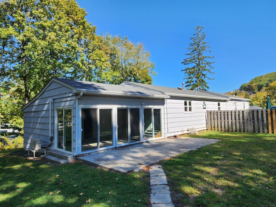 40 Durant Ave in Bethel, CT - Building Photo