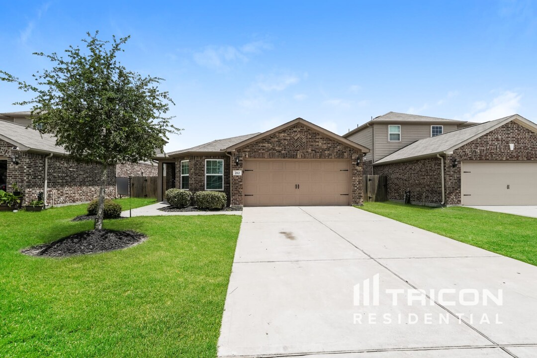 212 Comanche Plains Rd in La Marque, TX - Building Photo