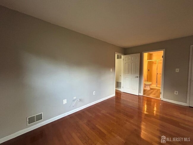 40 Crabapple Ln in Franklin Township, NJ - Foto de edificio - Building Photo