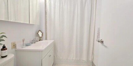225 Eighth Avenue in New York, NY - Building Photo - Building Photo