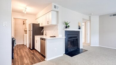 The Crest on Hampton Hollow in Silver Spring, MD - Foto de edificio - Building Photo