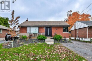 47 Castlefield Dr in Hamilton, ON - Building Photo