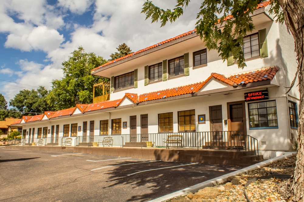 3320 W Colorado Ave in Colorado Springs, CO - Foto de edificio