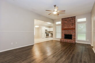 317 Glen Meadow Dr, Unit 2 in Glenn Heights, TX - Foto de edificio - Building Photo