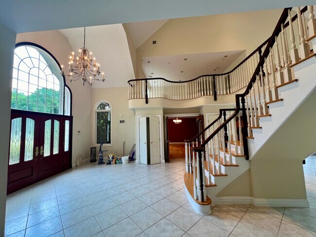 32 Topland Rd in Hartsdale, NY - Foto de edificio - Building Photo