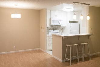 377 Mandarin Dr in Daly City, CA - Foto de edificio - Building Photo