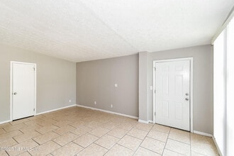 6703 Cherbourg Ave N in Jacksonville, FL - Foto de edificio - Building Photo