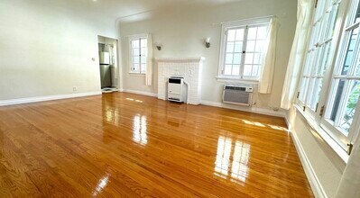 422 N Spaulding Ave, Unit L422 in Los Angeles, CA - Building Photo - Building Photo