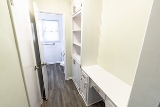 7056 Lanewood Ave in Los Angeles, CA - Building Photo - Interior Photo