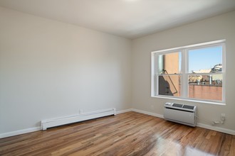 185 Woodpoint Rd in Brooklyn, NY - Building Photo - Interior Photo