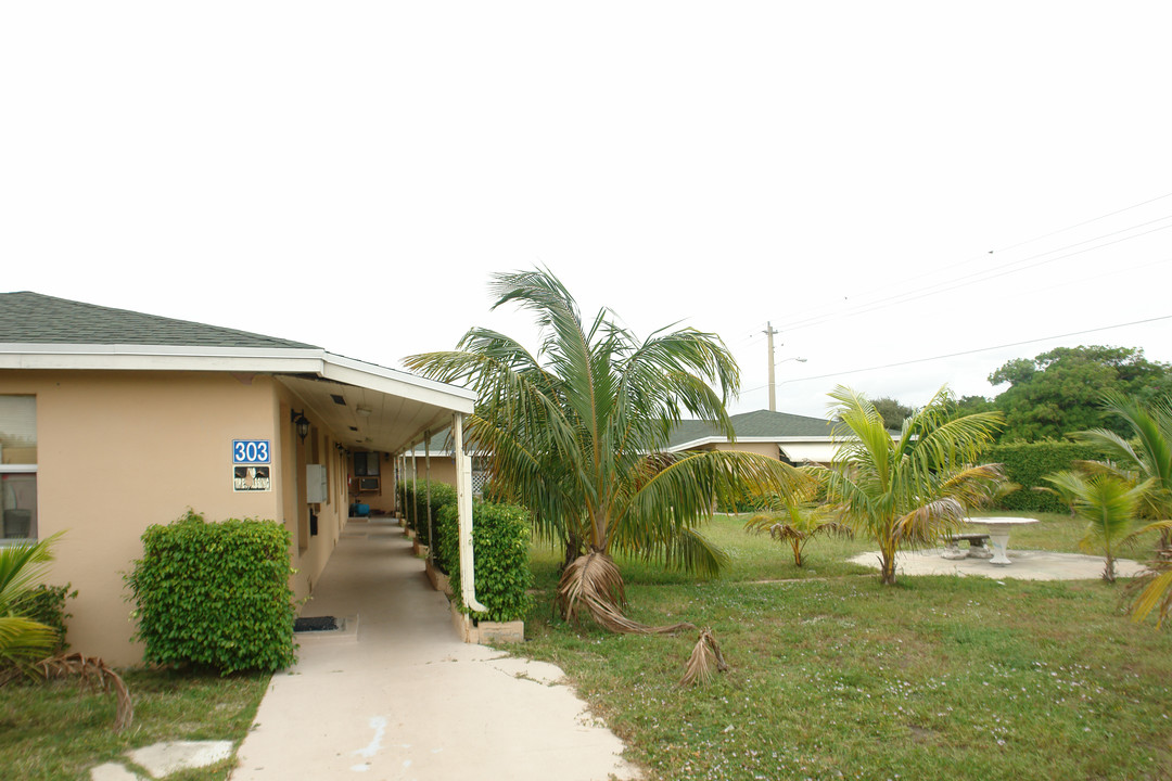 Lantana Palms Apartments in Lantana, FL - Building Photo